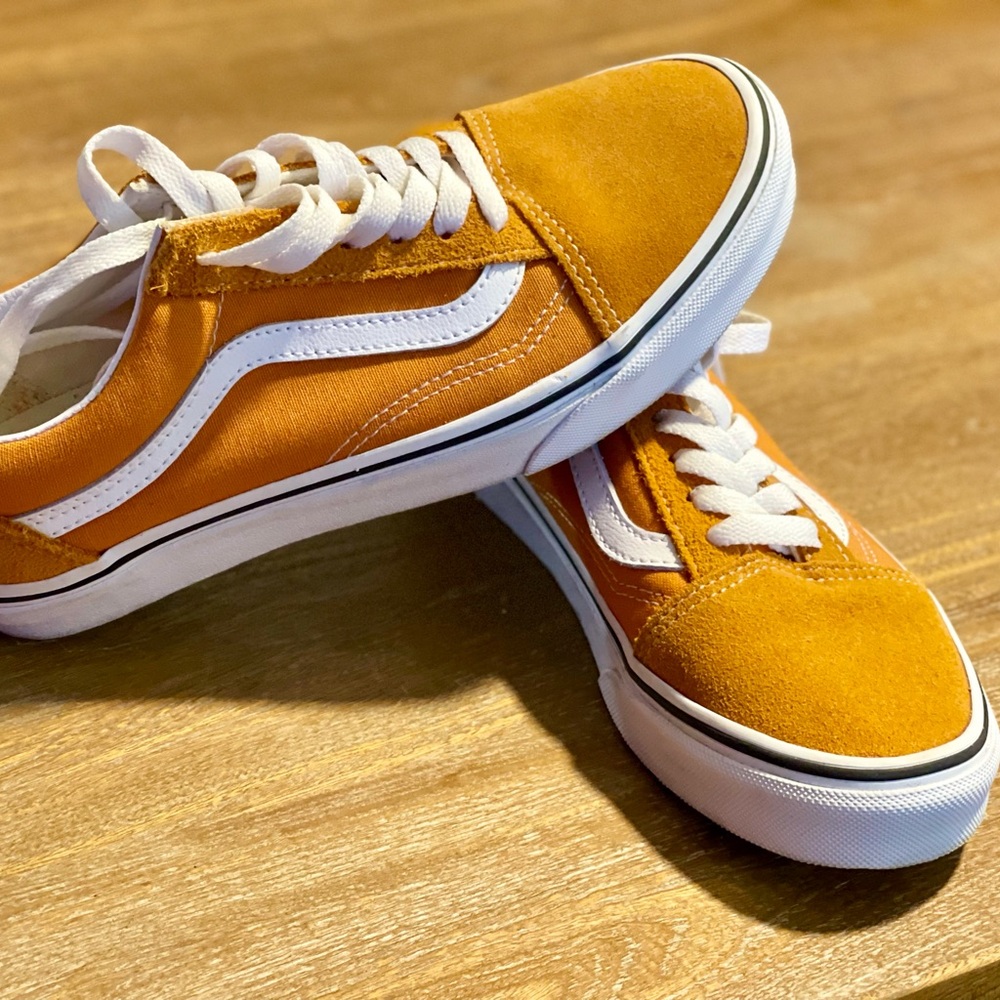 Suede Vans . Men’s size 5. Like new condition